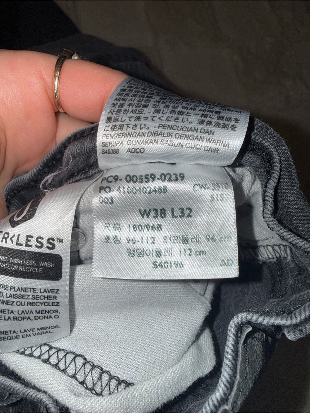 Men's Levi’s Black Washed Jeans - Classic Straight Fit Size W38 L32 - Picture 3 of 3